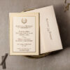 invitatii nunta lux cu catifea crem, invitatii nunta elegante cu catifea crem si chenar auriu 8402.