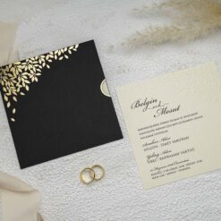 invitatii nunta crem cu plic negru si insertii aurii