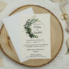 invitatie de nunta cu plic simplu si motive florale verzi in cerc