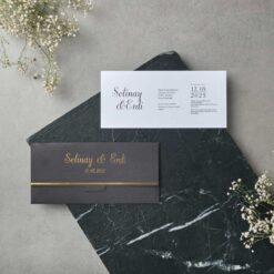 invitatii nunta albe embosate cu plic negru cu folio auriu 22508.