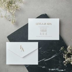 invitatii nunta simple si elegante albe cu chenar embosat si plic inclus 22509.