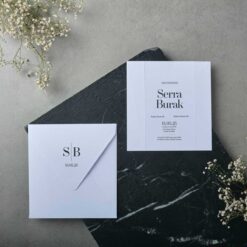 invitatii nunta simple albe embosate cu plic alb 22510.