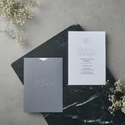 invitatii nunta cu inimioare embosate si plic gri cu folio argintiu 22514.