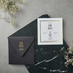 invitatii nunta albe cu folio auriu si plic negru cu folio auriu 22515.