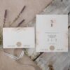 invitatii nunta simple cu motive florale roz 40365.