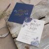 invitatii nunta elegante vintage cu trandafiri albastri si plic albastru navy 40403.