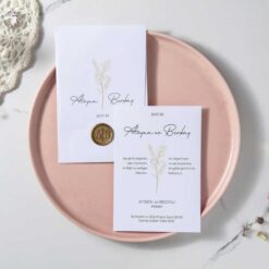 invitatii nunta albe cu motiv floral printat si plic alb cu motive florale si sigiliu 7103.