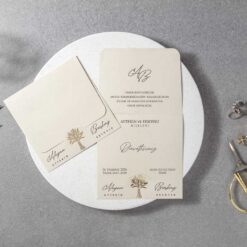 invitatii nunta crem cu motive florale aurii 7107.